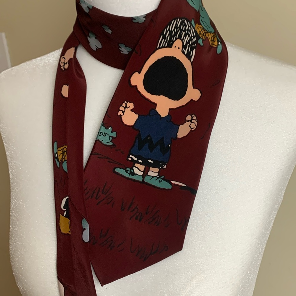 Peanuts tie